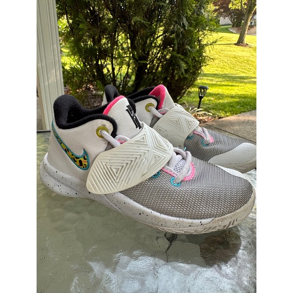 Nike Kyrie Flytrap III Basketball Shoes White Pink‎ Youth Size 13C - Picture 1 of 11